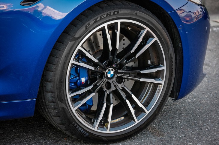 タイヤサイズはフロントが275/35ZR20、リアが285/35ZR20。テスト車には「ピレリPゼロ」が装着されていた。