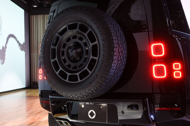 ディフェンダー110オクタ ブラックP635（リアまわり）