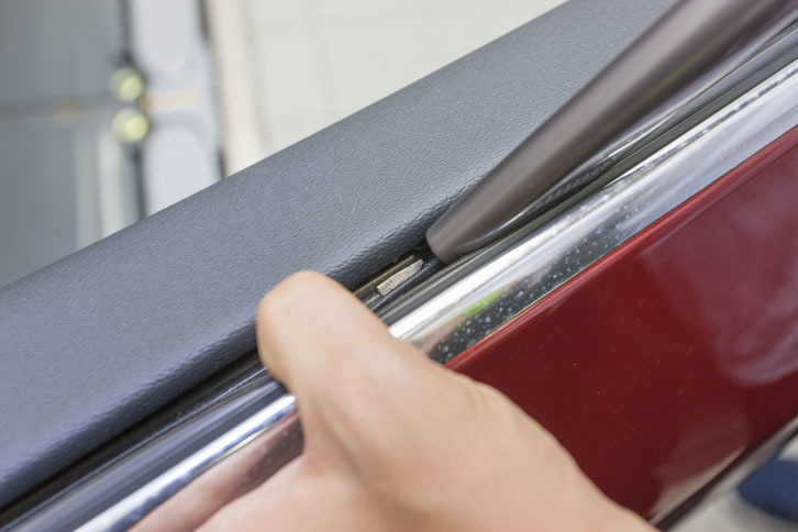 ぐいっと押し広げて小枝のようなものをとる。スイッチオンした瞬間に手品のように消えていってしまった。