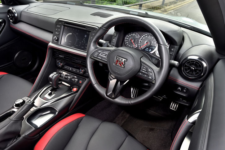 「トラックエディション」の室内は「ブラックエディション」に極めて近い。