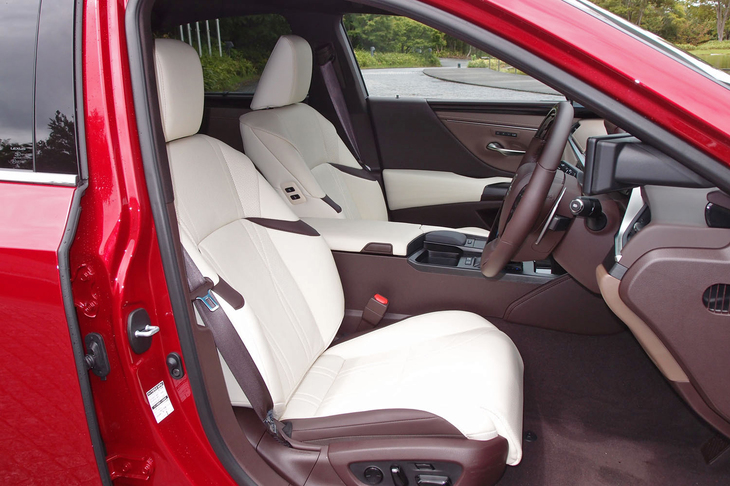 前席のシートバックは「LS」と同様に、上下2分割構成のデザインが採用される。