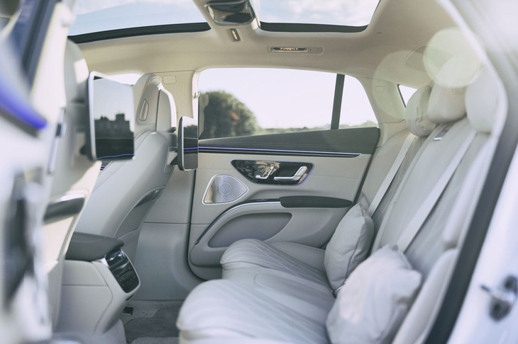 試乗車の後席は「エグゼクティブシート」と呼ばれるスペシャルアイテム。仕立てが上質なのはもちろん、最大38度のリクライニング機能やマッサージ機能が利用できるほか、後席にいながらの助手席操作（ニールーム拡大）も可能だ。