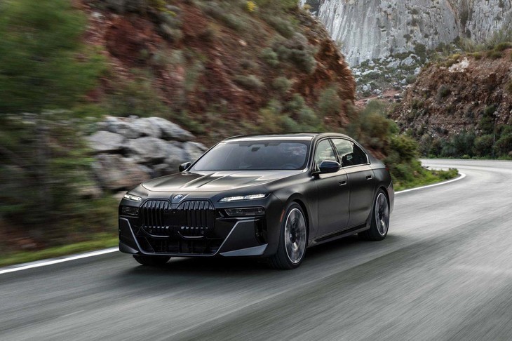 4.4リッターV8ターボエンジンを搭載する「760i xDrive」。0-100km/hの加速タイムは4.2秒と公表される。