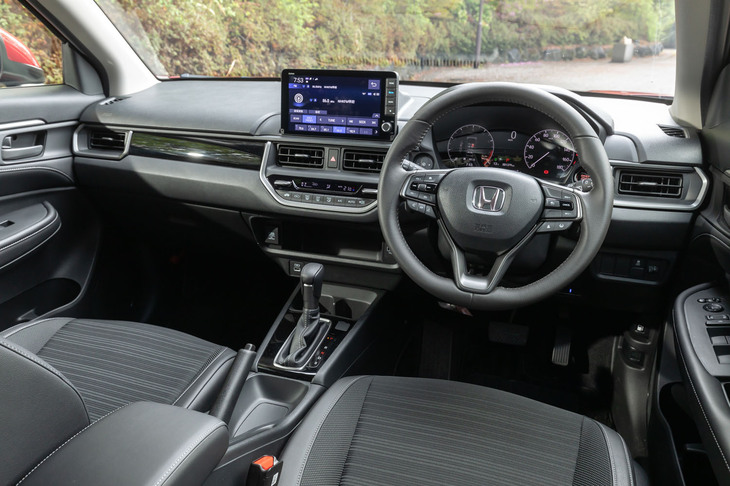 ダッシュボードは水平基調のすっきりとしたデザイン。黒ずくめで華やかではないが、操作に迷うようなところは何もない。