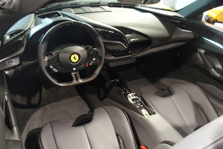 フェラーリSF90スパイダー（インテリア）