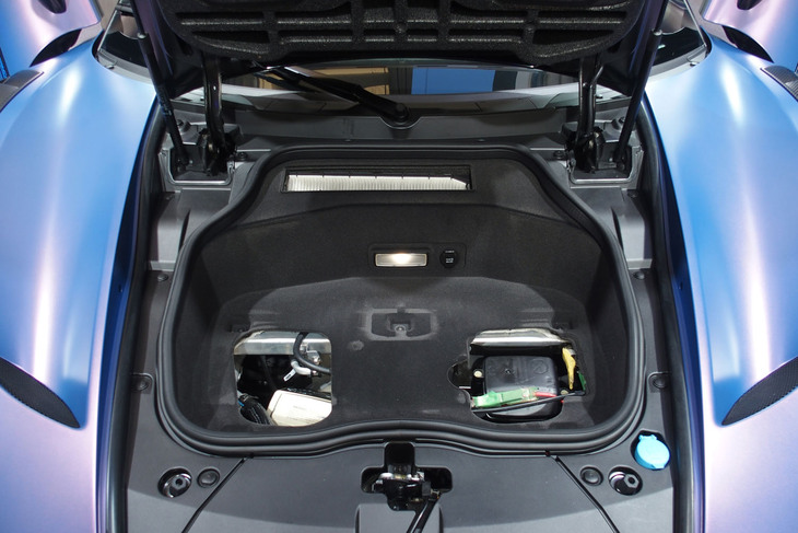 マセラティGT2ストラダーレ（フロントボンネット内部）