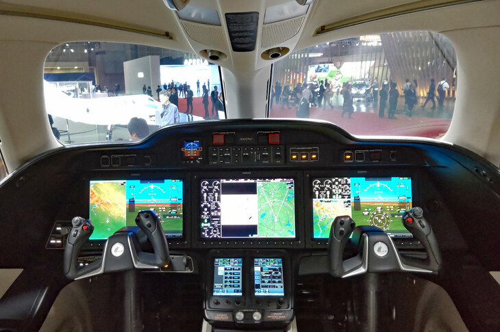 「ホンダジェット」は客室だけでなくコックピットも見学可能。これが、ホンダが誇る「世界で一番売れている小型ジェット機」のコックピットだ。