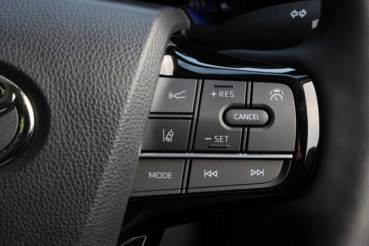 アダプティブクルーズコントロール使用中に「アドバンストドライブ」が使用可能な状況になると、メーターパネルやヘッドアップディスプレイに青い表示で示されるようになっている。