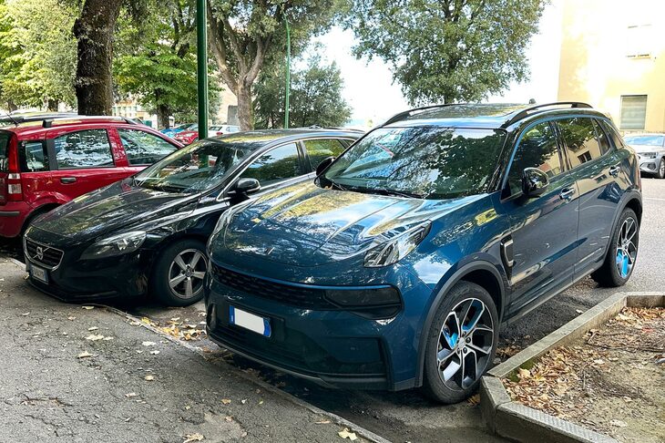 リンク&コーのクルマは、地方都市シエナでも日に1〜2回は見るようになった。左横は、くしくも同じ吉利系のボルボである。