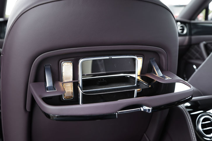 試乗車の後部座席には、オプション装備のバニティミラー付きウッドピクニックテーブルが装着されていた。ミラーを起こすと、その左右の照明も点灯する。