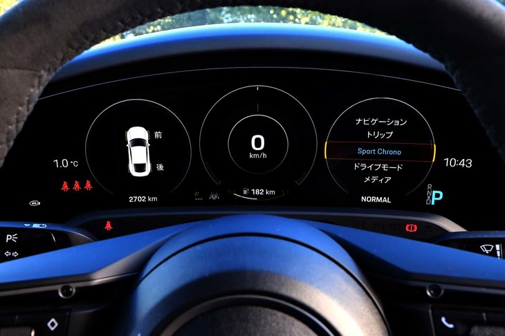 ポルシェ伝統の5連メーターを想起させるフル液晶メーターパネル。中央の“3眼”部分の表示内容はカスタマイズが可能。