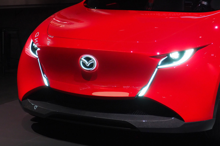 同様の意匠は「ビジョンXコンパクト」のフロントマスクにも。これが、グリルが不要となるBEV時代の“マツダの顔”となるのかもしれない。