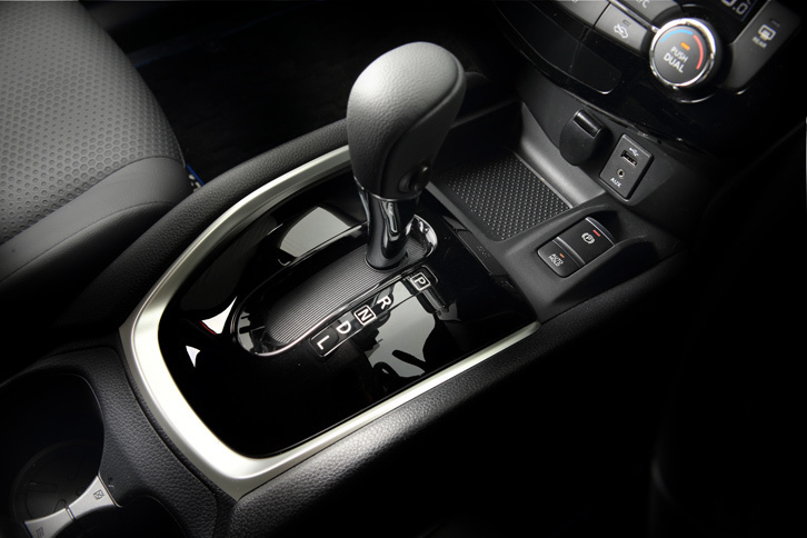 写真右、収納ポケットの横のパーキングブレーキスイッチに注目。「プロパイロット」は各種予防安全装備に加え、電子制御パーキングブレーキとのセットオプションとして用意されている。