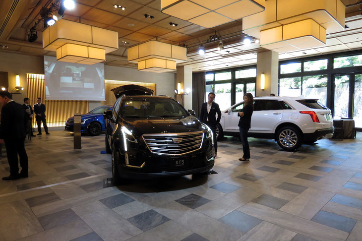 展示車両は2台の「キャデラックXT5クロスオーバー」と「ATS-Vベクターブルースペシャル」の計3台である。