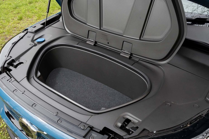 ボンネットの下に収納スペースが用意される。カーペットの下にはパンク修理キットが収められている。