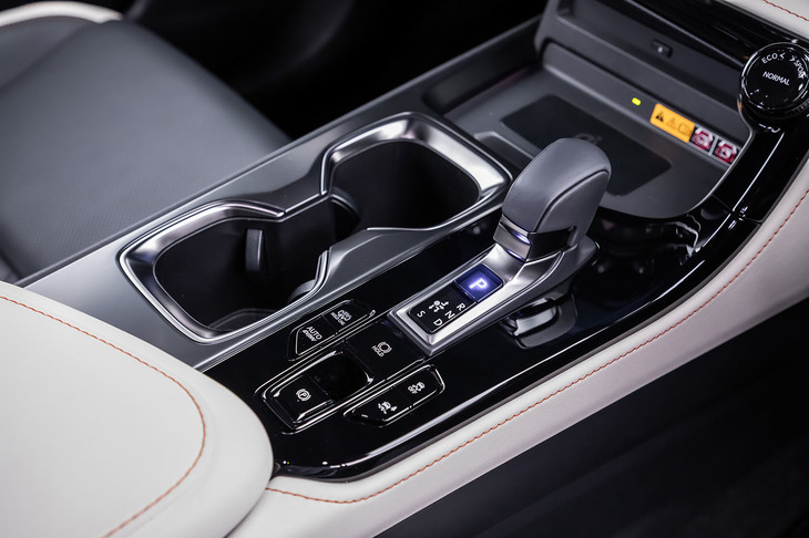 NX450h＋“バージョンL”（シフトパネル）