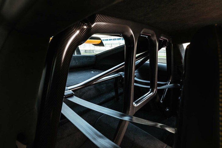 「911 GT3 RS」は2シーター。後席は取り払われ、代わりにカーボン製のロールケージが組み込まれている。