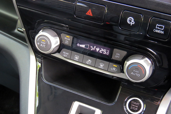 日産セレナ ハイウェイスターG（エアコンパネル）