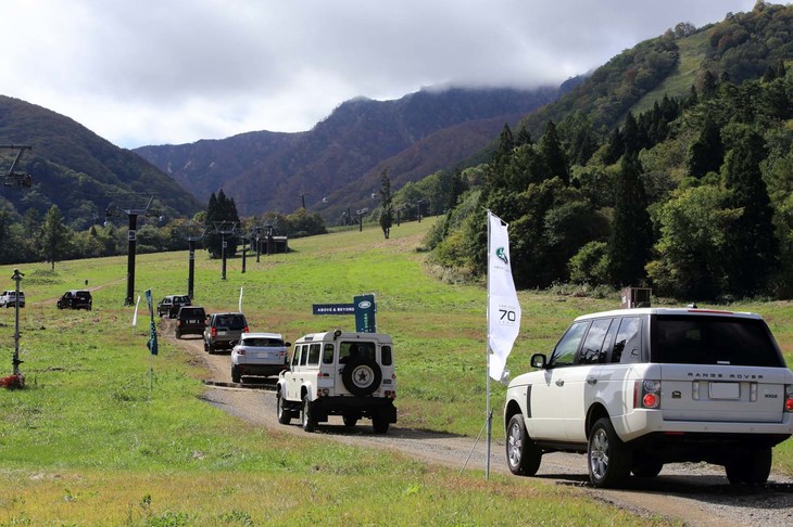 普段足を踏み入れることができないゲレンデを愛車で走る「ゲレンデ試乗」。大勢のオーナーが参加の列を作った。