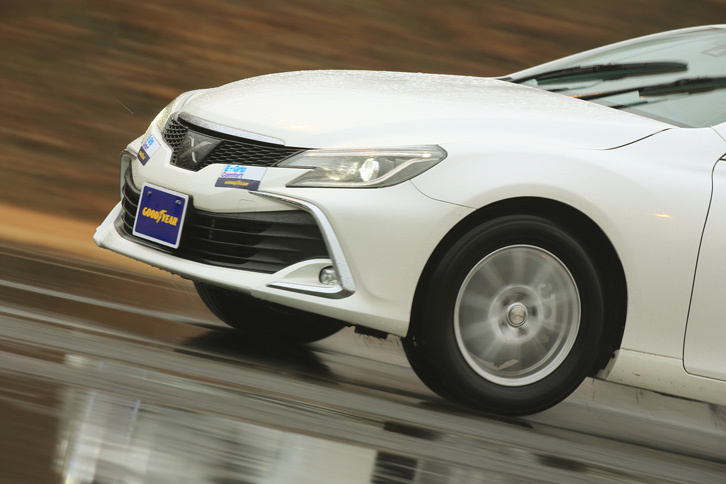 試走車の「トヨタ・マークX」に装着されたグッドイヤーの新製品「エフィシエントグリップ コンフォート」。