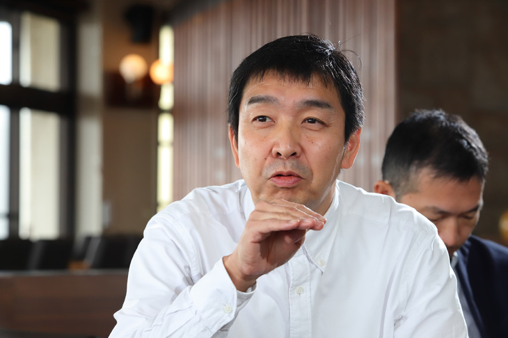 VCターボエンジンの特徴を説明する、日産自動車の木賀新一氏。