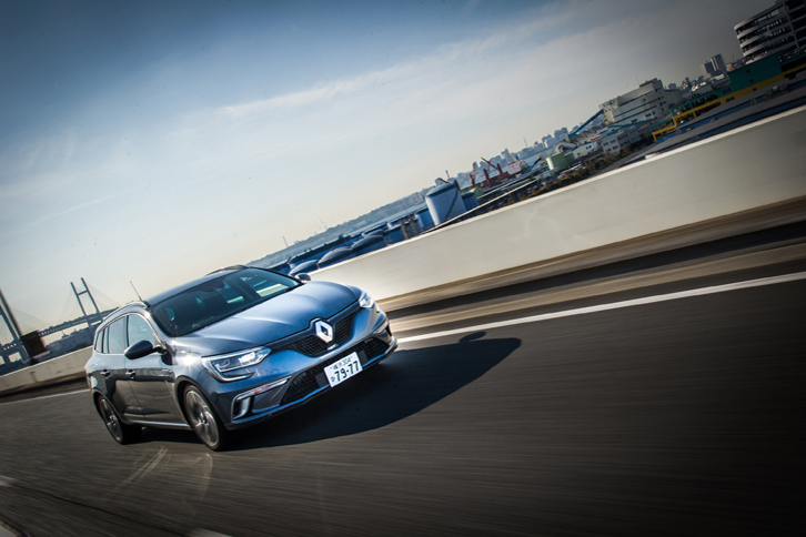 「4コントロール」は高速域では後輪を前輪と同位相に操舵。後輪のリアスリップアングルを抑え、走行安定性を高めることができる。