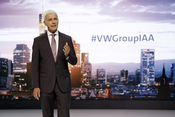 VWグループのマティアス・ミュラーCEOが「セドリック」に乗ってステージに登場。「われわれは2020年を目標に、世界一のEVメーカーにならなければならない」と宣言した。