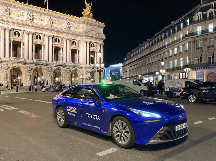 オペラ座前で。燃料電池車「トヨタ・ミライ」のタクシー。市内および近郊に9カ所もの水素スタンドが存在するパリならではの風景である。ただし、これが全欧州の姿を代弁しているわけではないことに注意すべきだ。