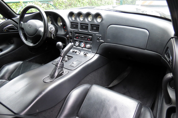 シートの調整方法を筆頭に、各部の操作方法がイマドキのクルマとはずいぶん違う「バイパー」。これに慣れると、普通のクルマを運転するときに戸惑うことになる。シートベルトを締めようとして、逆の方向に手を伸ばしてみたり……。