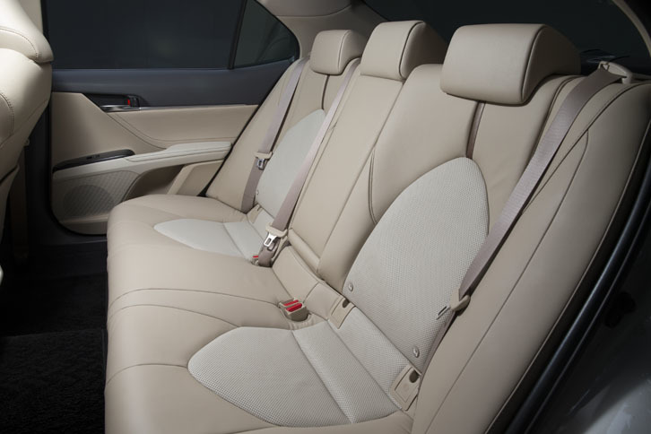 後席の様子。シートカラーを含む内装色は、写真のベージュのほかにブラックが選べる。