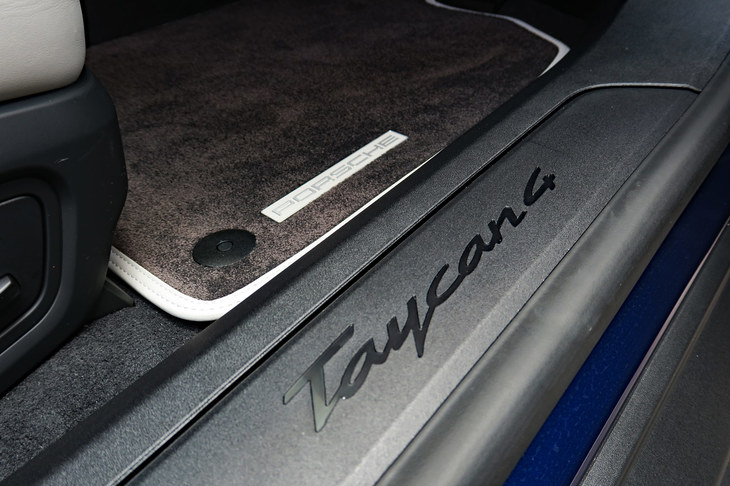 ポルシェ・タイカン4クロスツーリスモ（サイドシル）