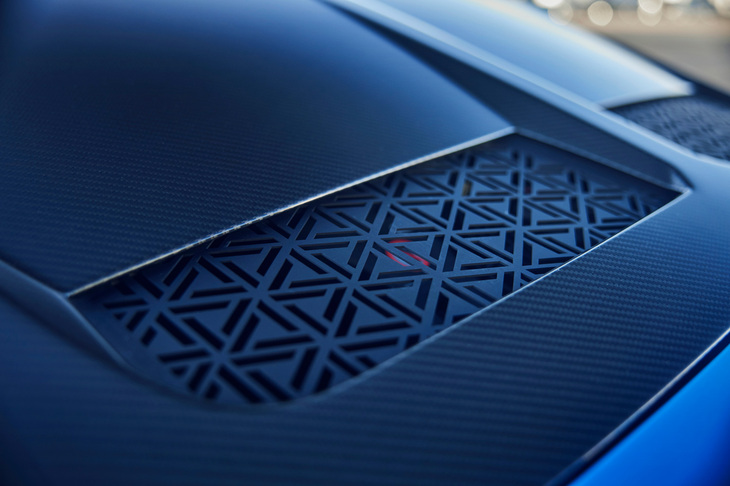 徹底した軽量化の施策も「A110 R」のトピック。外装ではボンネットやルーフ、サイドシルなどをカーボン製としたほか、リアウィンドウに代えてカーボン製のフードを採用。全体ではエアロキットを装備した「A110 S」と比べて、34kgの軽量化を実現している。