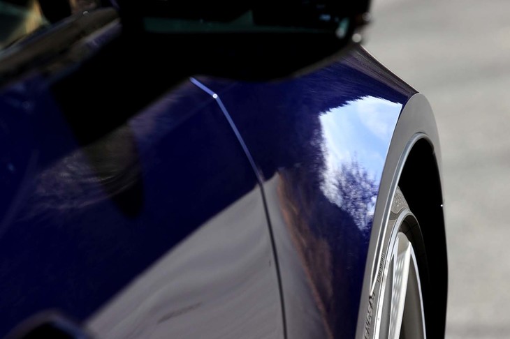 ボディーの全幅はブリスターフェンダーによって「A7スポーツバック」よりも50mm拡大され、1960mmに達する。フロントフェンダーはご覧の通りの迫力だ。