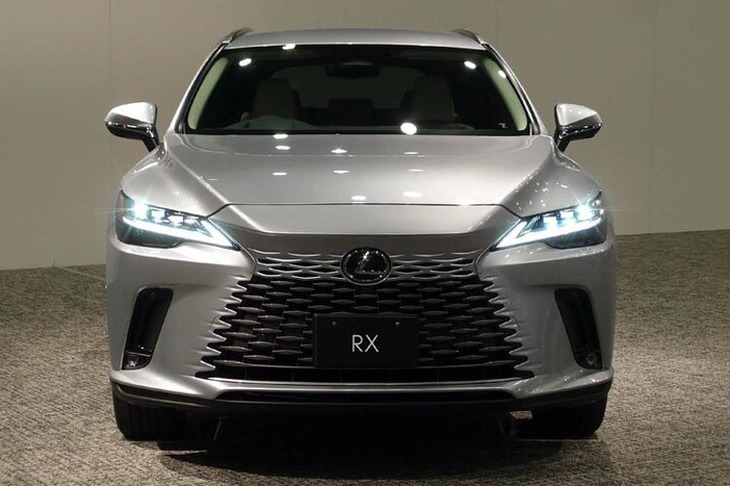 新型「レクサスRX」。写真および動画に見られる車両のグレードは「RX450h＋“バージョンL”」。