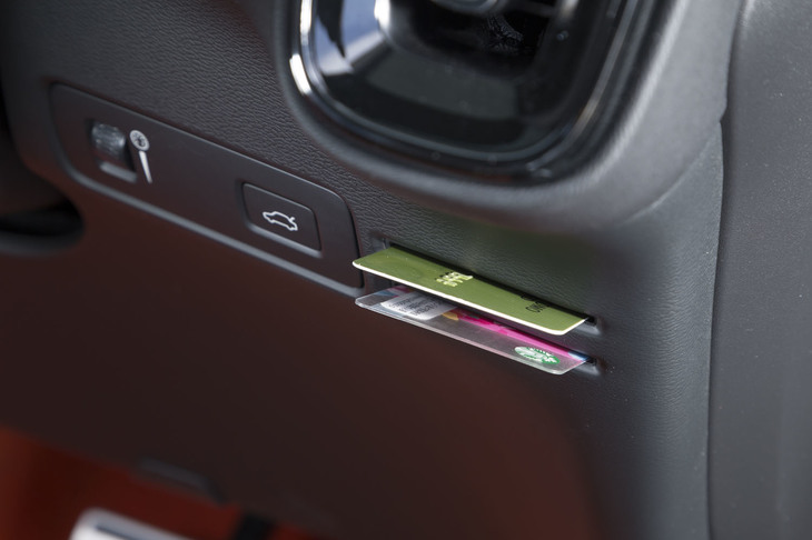 運転席の右前方にあるカードホルダー。「XC40」は、優れたユーティリティー性がセリングポイントのひとつとなっている。