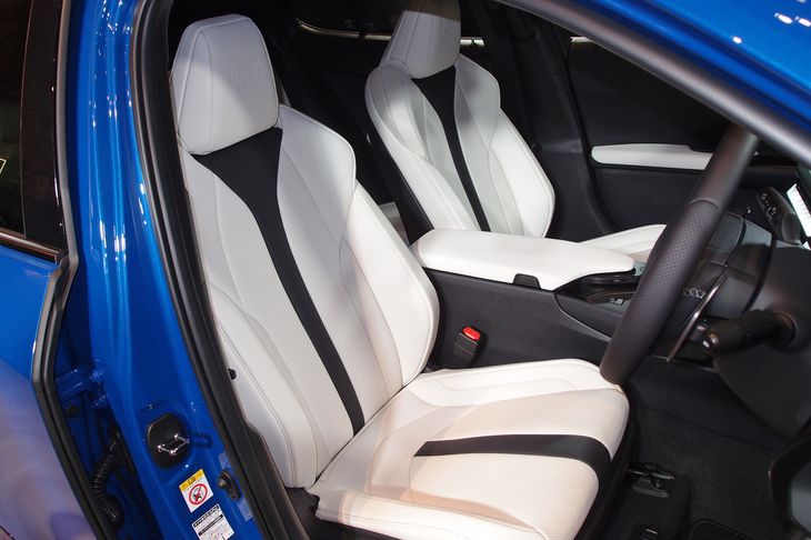 「UX」には、ほかのレクサス車にも見られるスポーティーグレード“Fスポーツ”が設定される。写真はそのフロントシートで、大きく張り出したサイドサポートや、ヘッドレスト部のエンボス加工が特徴となっている。
