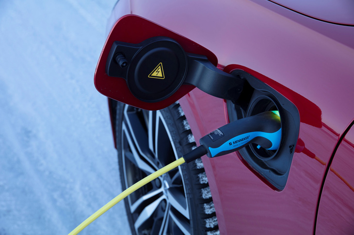 リチウムイオンバッテリーの蓄電量は10.4kWh。EV走行距離はNEDC計測で48～49kmとされている。