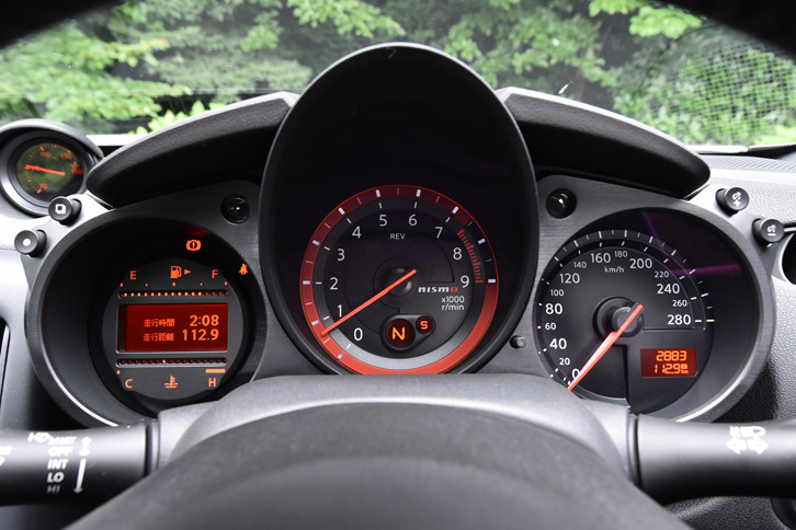 エンジン回転計の赤いリングと「nismo」のロゴが目を引く専用メーター。速度計は280km/hスケールとなっている。