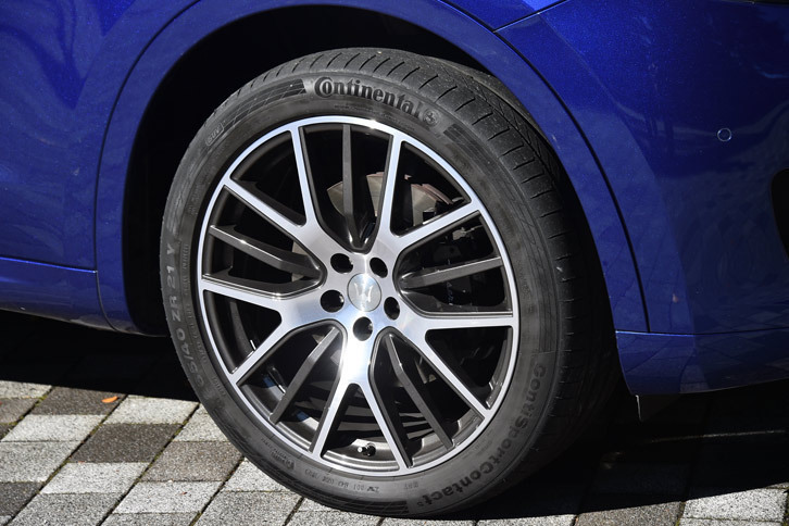 ホイールは3種類のサイズ、4種類のデザインから選択可能。テスト車には21インチのアルミホイールと265/40ZR21サイズのタイヤが装着されていた。