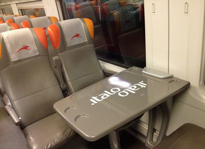特急「イタロ号」の、エコノミークラスのシート。「スマート」と名付けられている。
