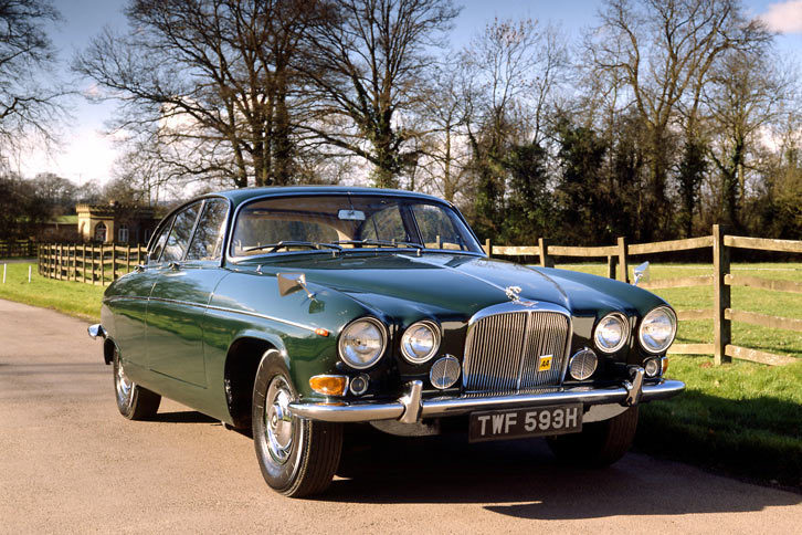 ジャガーのサルーンといえば、居住性より優雅さを優先した低いスタイリングを思い浮かべるファンは多い。写真はその嚆矢（こうし）となった1961年デビューの「マークX（1966年に『420G』に改称）」。以降のモデルにおける、ジャガー製サルーンのデザインの方向性を決定付けた一台である。