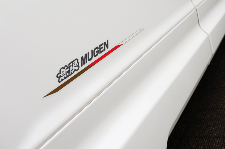 ホンダ・ステップワゴンe：HEVスパーダ プレミアムライン 無限パーツ装着車（サイドデカール）