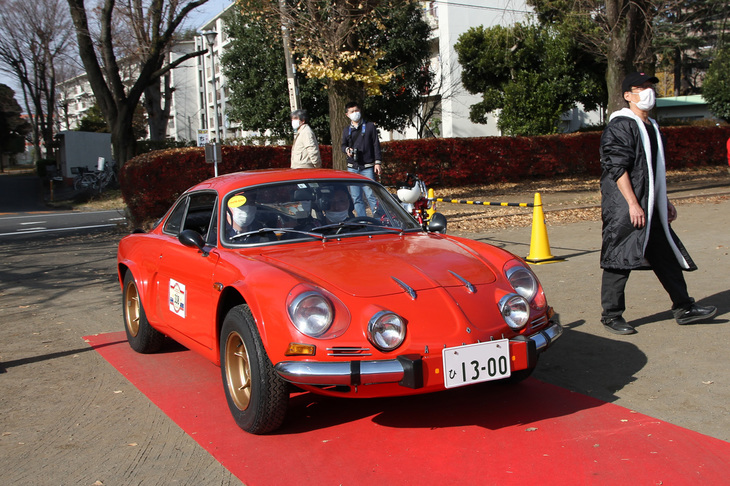 メタリックにしろソリッドにしろ、ブルーのボディーカラーが大半を占めるなか、オレンジが新鮮に感じられる「アルピーヌA110」。