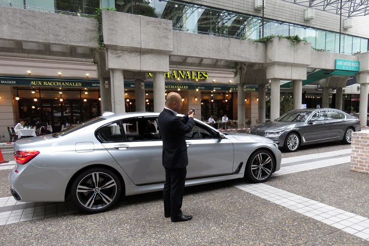 車両後方に備えられた「リモート・パーキング」用の無線レシーバーから4m以上キーが離れると、車両は自動で停止する。障害物の検知や自動ブレーキなどの機能は備わるものの、安全確認はドライバーの責任というのが、このシステムのスタンスなのだ。