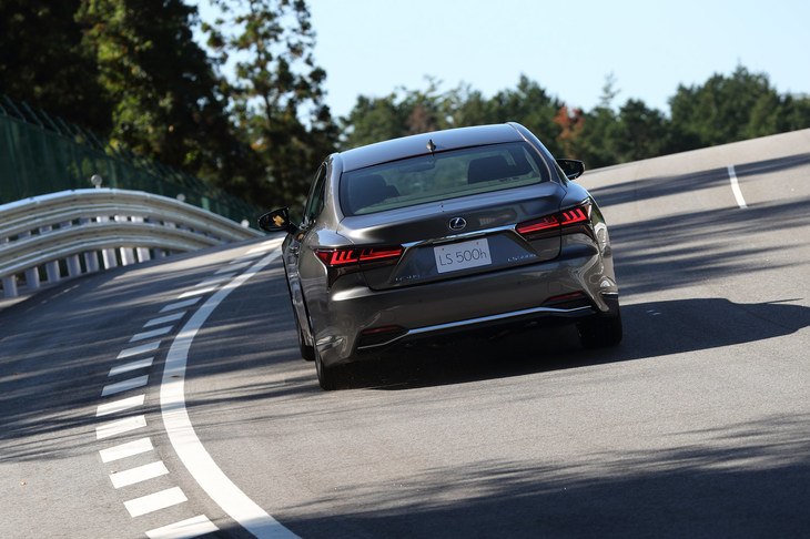 走りに関する改良については、「レクサス独自の乗り味である“Lexus Driving Signature”の深化を目指した」と説明されている。