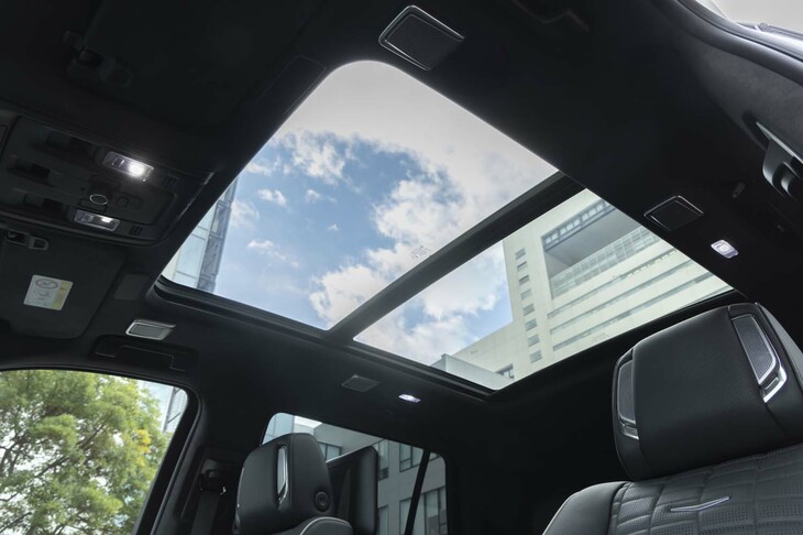 全グレードに標準で装備される、開放感抜群のウルトラビューパノラミック電動サンルーフ。よく見ると、天井にも「AKG Studio Referenceサラウンドサウンドシステム」のスピーカーが装備されていた。
