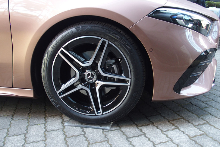 メルセデス・ベンツA200d（フロントホイール）