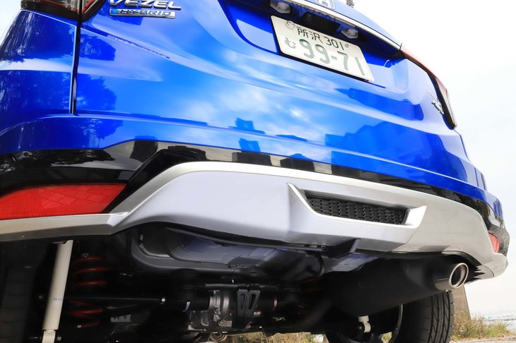 走行安定性に寄与する専用デザインのリアバンパー。中央のエアアウトレットはダミーで、空気の流れに影響する穴は開けられていない。