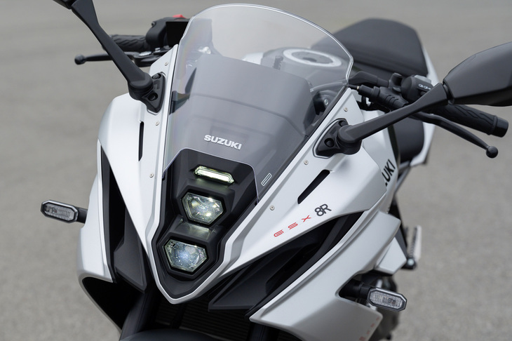 スズキがリリースした、新しいフルカウルのロードスポーツ「GSX-8R」。「GSX-8S」から導入が開始された、新世代プラットフォームをもとに開発されたモデルで、縦2灯のヘッドランプなど、各所にスズキのスポーツバイクに共通する意匠が取り入れられている。