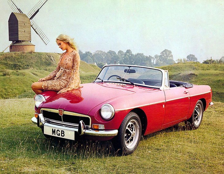 「MGB Mk2」。1974年には弟分の「MGミジェット」ともども北米の安全基準に対応すべく武骨な黒塗りの樹脂製バンパーが装着されるのだが、これはその直前の1973年発行のカタログより。